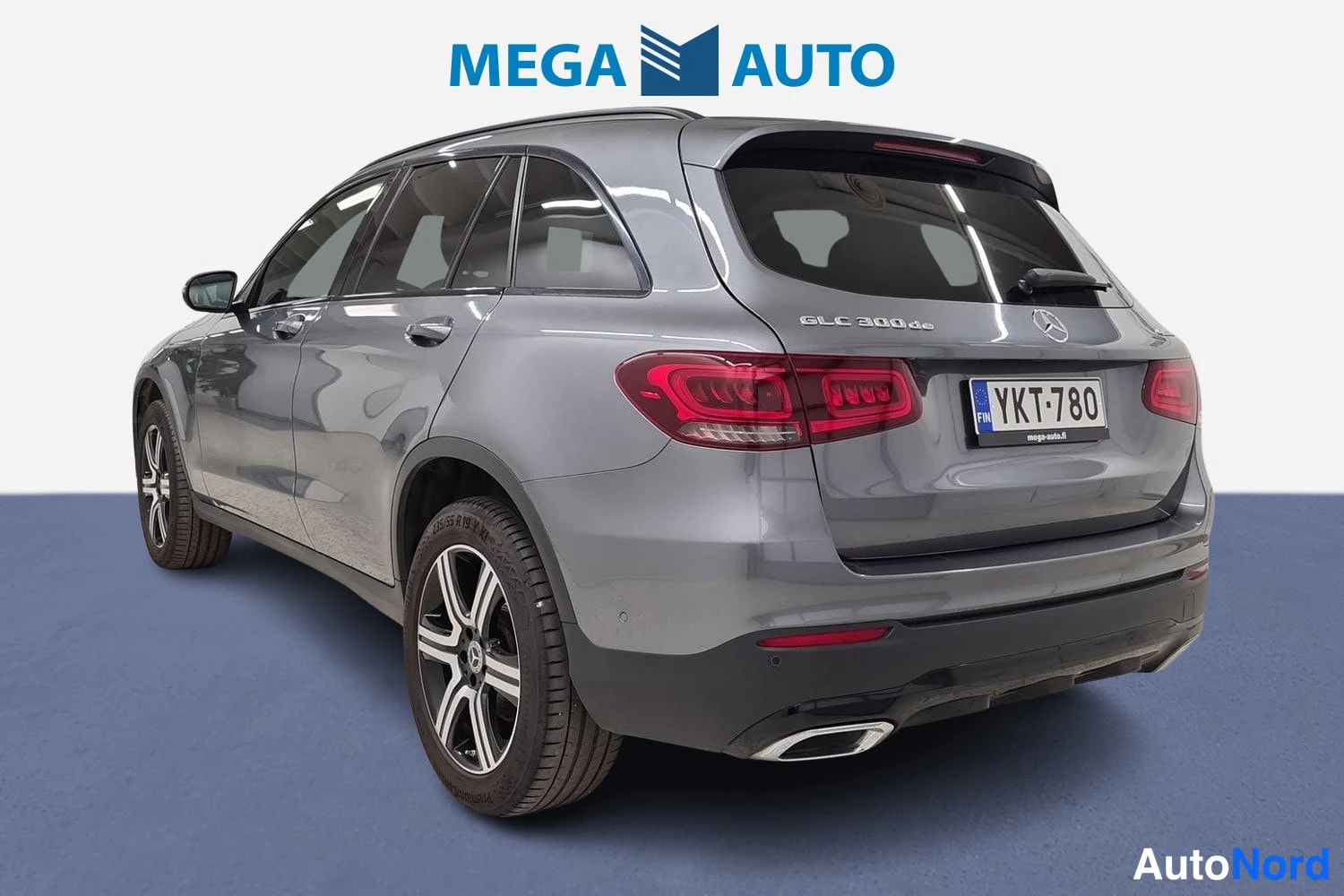 Grå Mercedes-Benz GLC 300 de 4MATIC 2022, snett bakifrån, bild 4