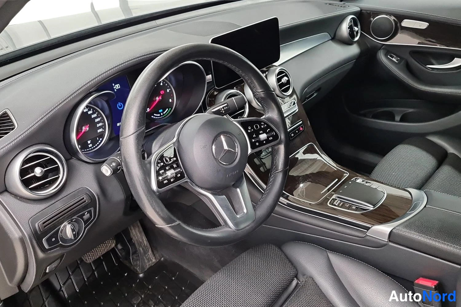 Grå Mercedes-Benz GLC 300 de 4MATIC 2022, förarplats, bild 5