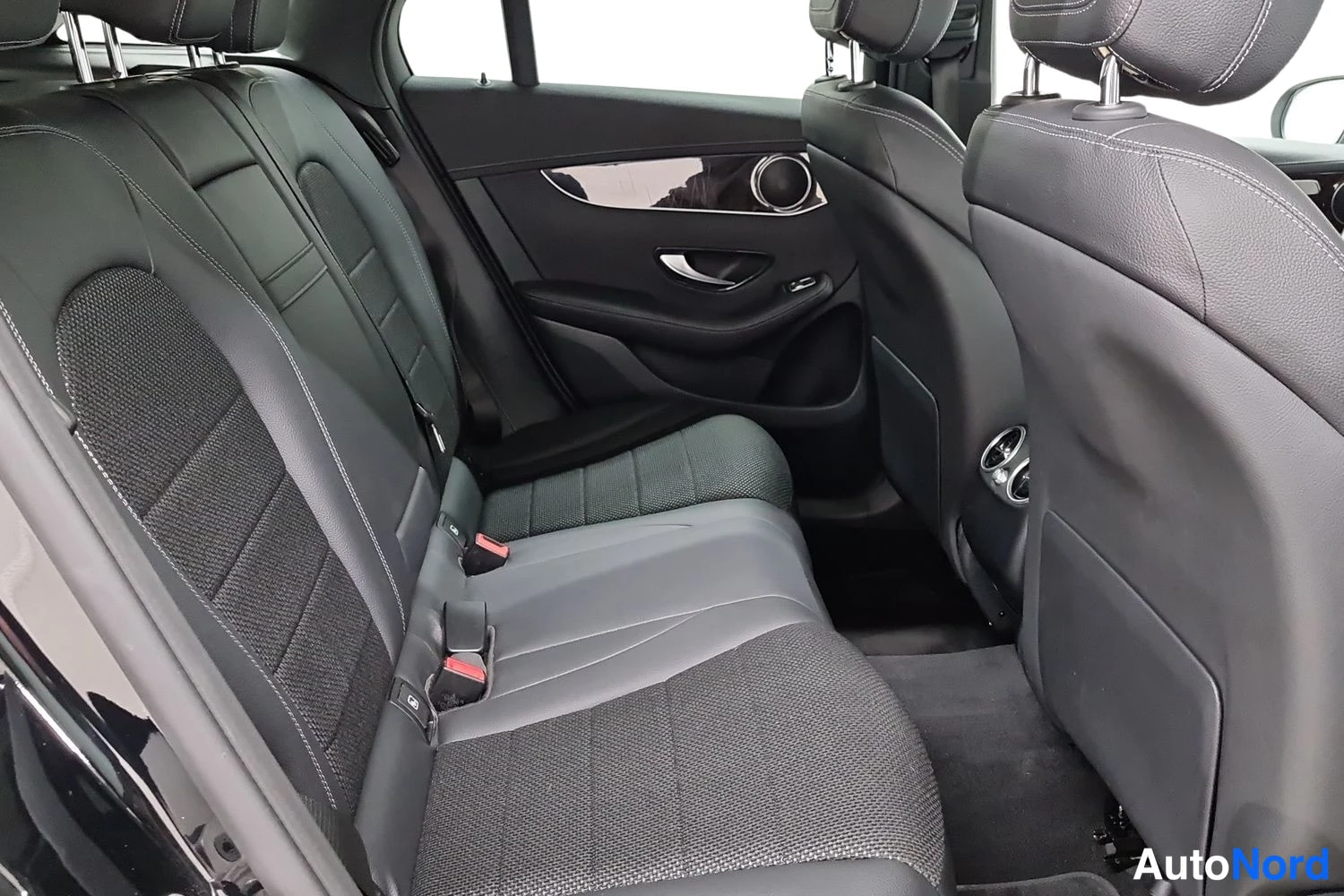 Musta Mercedes-Benz GLC 300 e 4MATIC 2021, takaistuimet, kuva 8