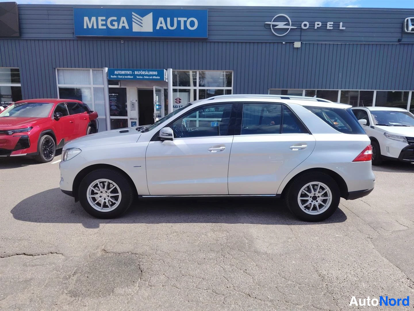 Harmaa Mercedes-Benz ML Porvoon 2012, sivulta, kuva 4