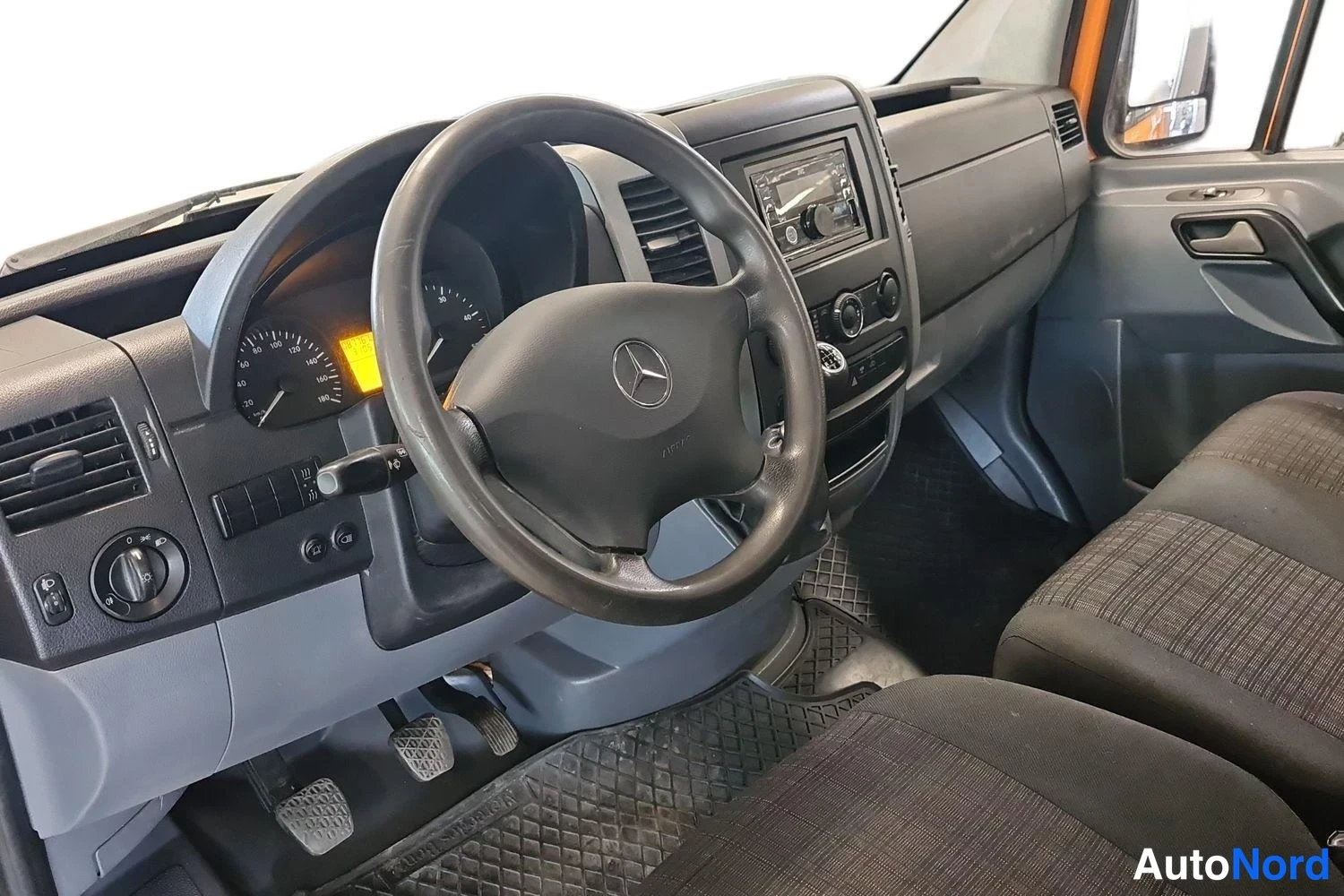 Oranssi Mercedes-Benz Sprinter 313 CDI 2015, yksityiskohta, kuva 15