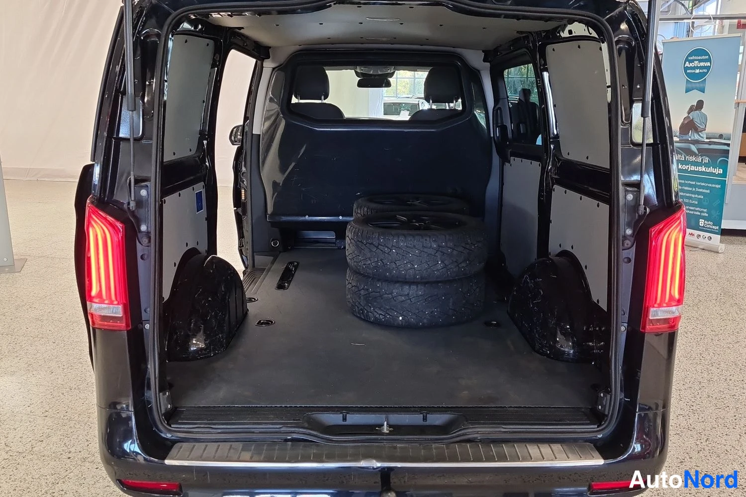 Musta Mercedes-Benz Vito 124 CDI 2021, takaa, kuva 7