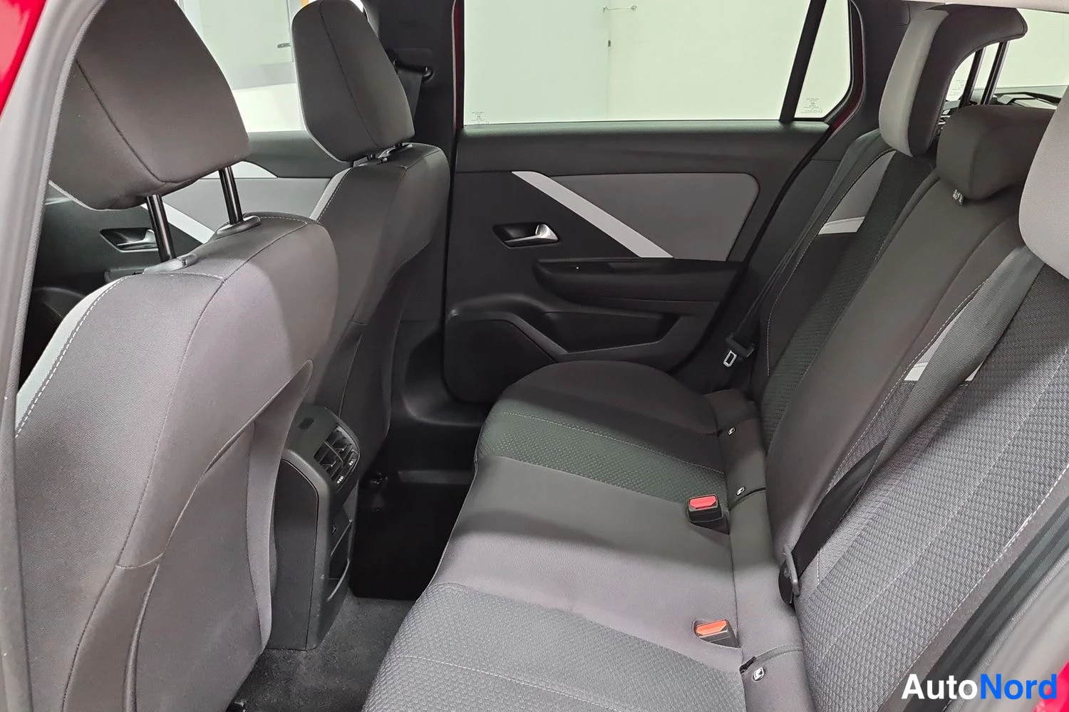 Punainen Opel Astra Sports Tourer 2024, kuva 12
