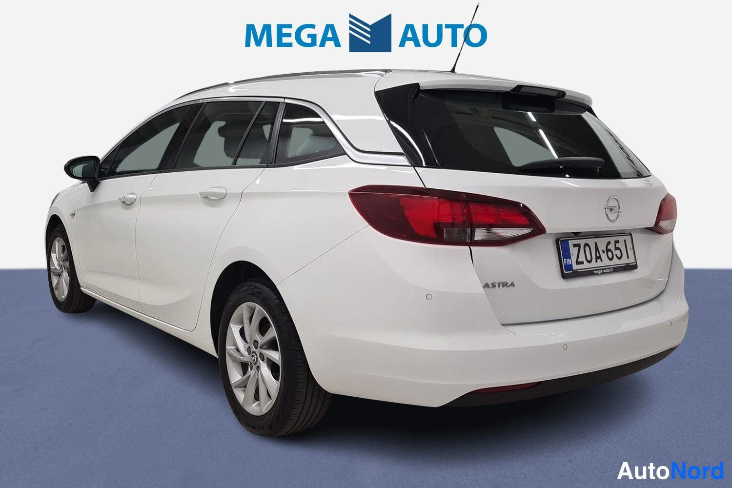Valkoinen Opel Astra Sports Tourer 2022, takaviisto, kuva 3