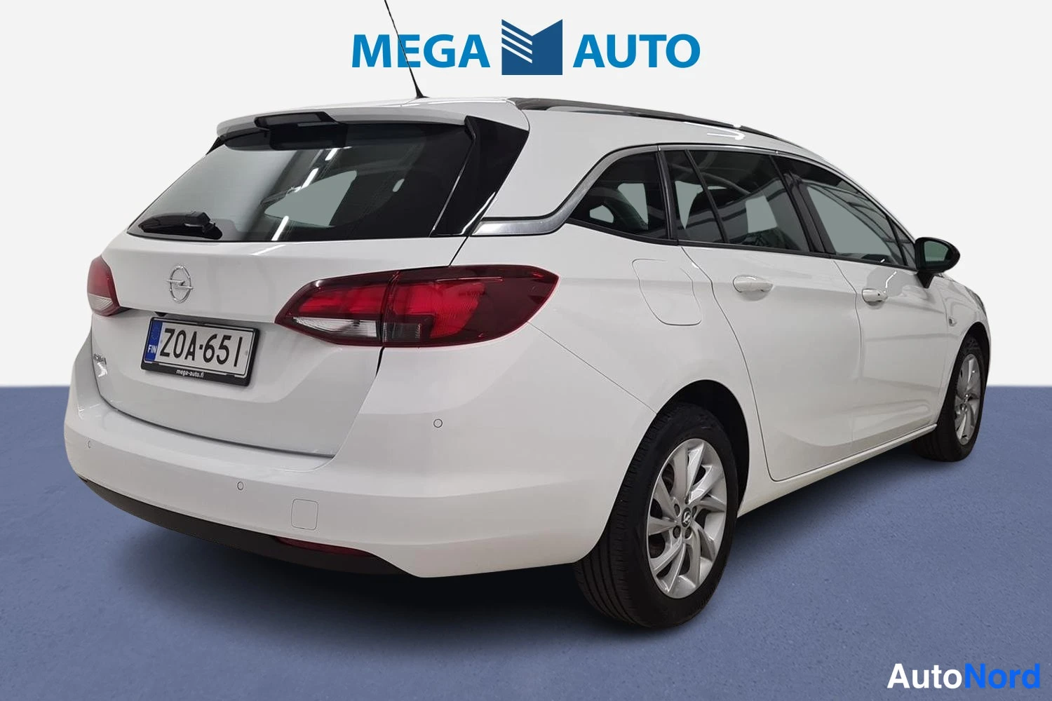 Valkoinen Opel Astra Sports Tourer 2022, takaviisto, kuva 4