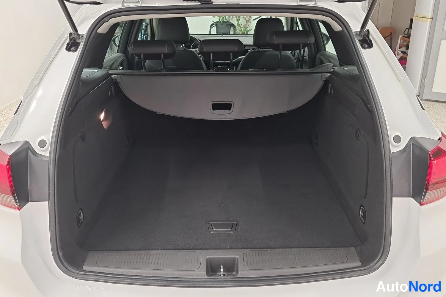 Valkoinen Opel Astra Sports Tourer 2022, kuva 5