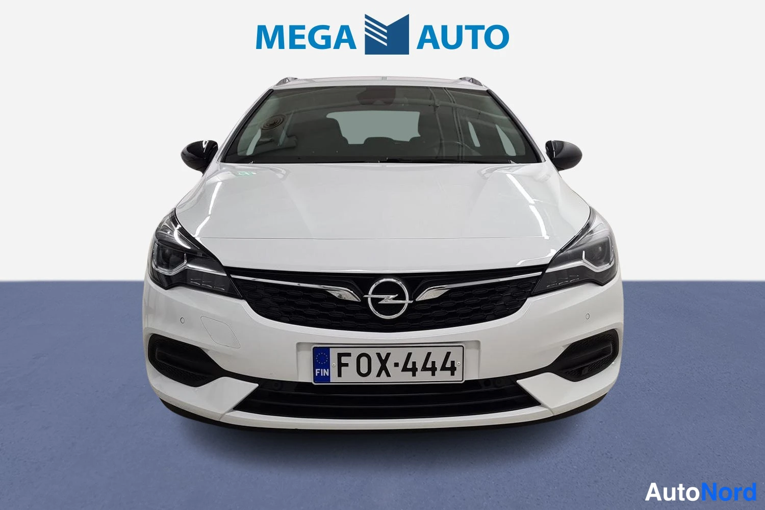 Valkoinen Opel Astra Sports Tourer 2021, edestä, kuva 4