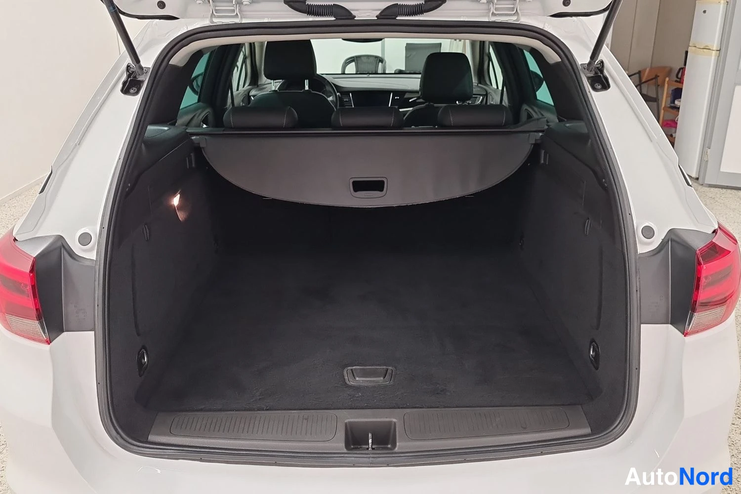 Valkoinen Opel Astra Sports Tourer 2021, kuva 38