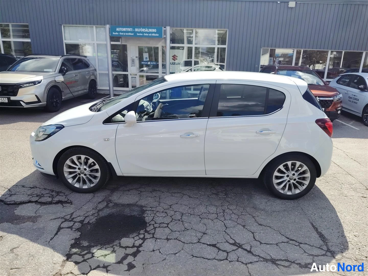 Valkoinen Opel Corsa 2016, etuviisto, keula vasemmalle, kuva 4