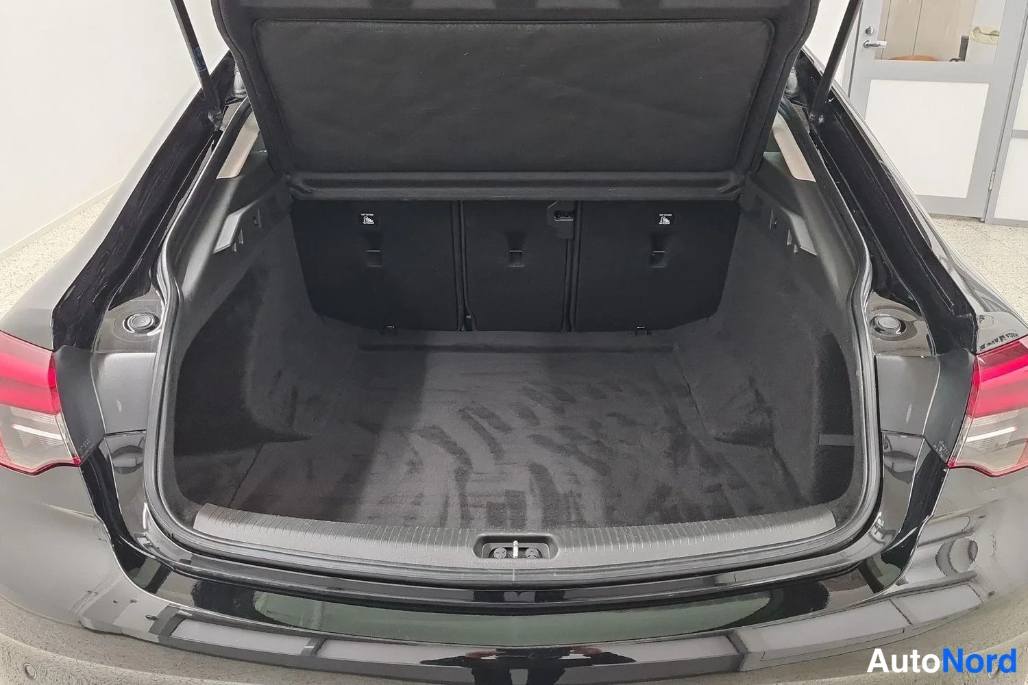 Musta Opel Insignia Grand Sport 2023, takaa, kuva 9