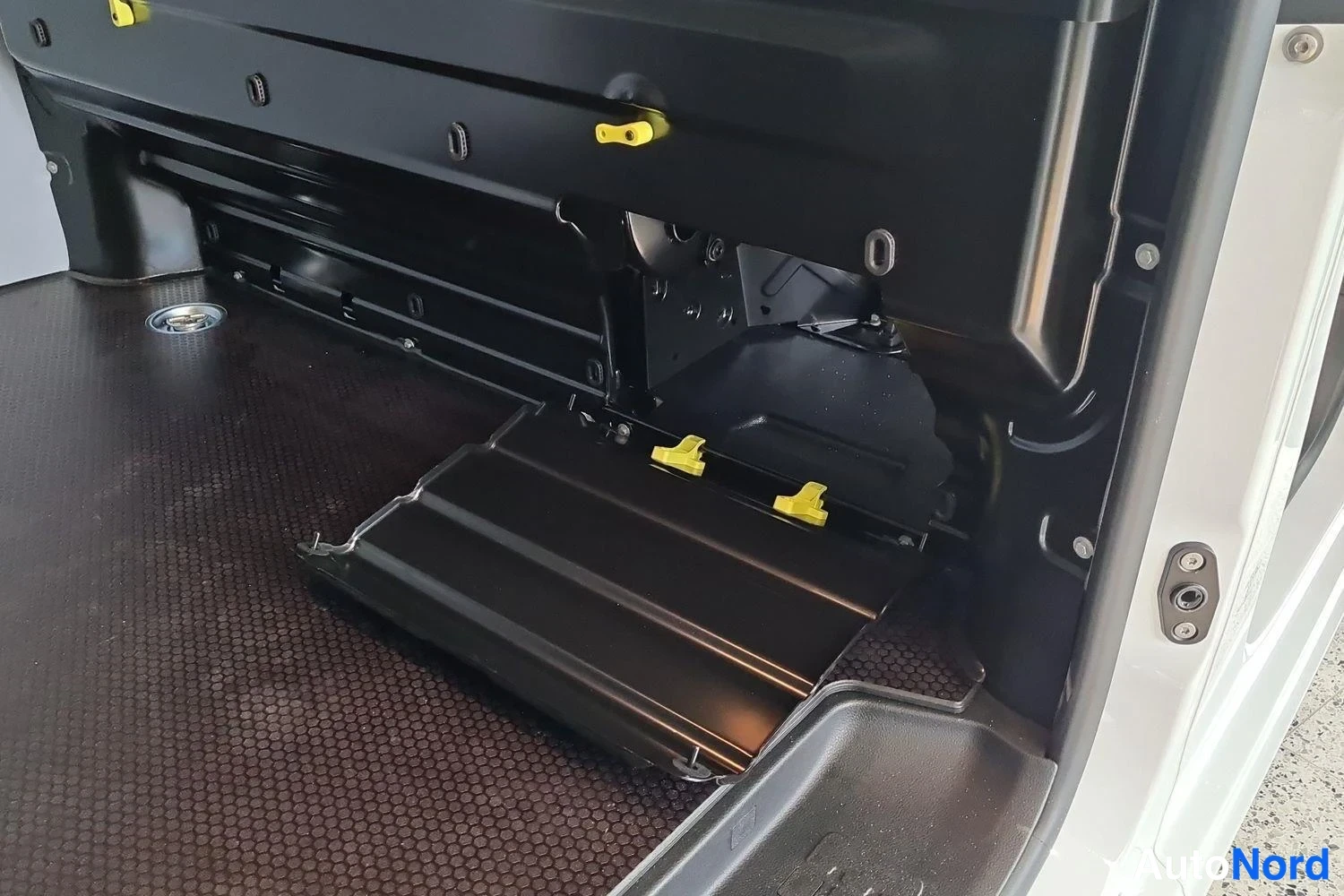 Valkoinen Opel Vivaro 2026, kuva 12