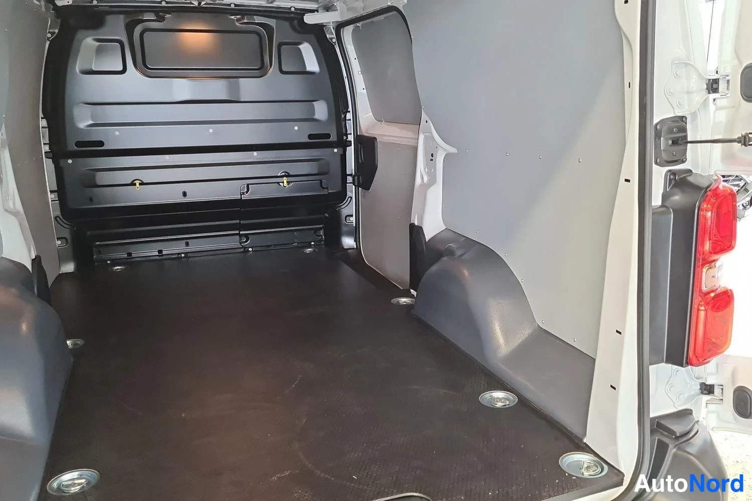 Valkoinen Opel Vivaro 2026, kuva 10