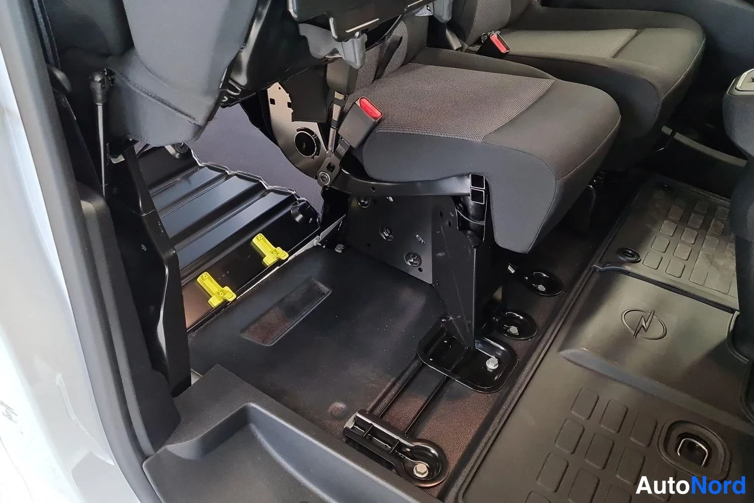Valkoinen Opel Vivaro 2026, kuva 11