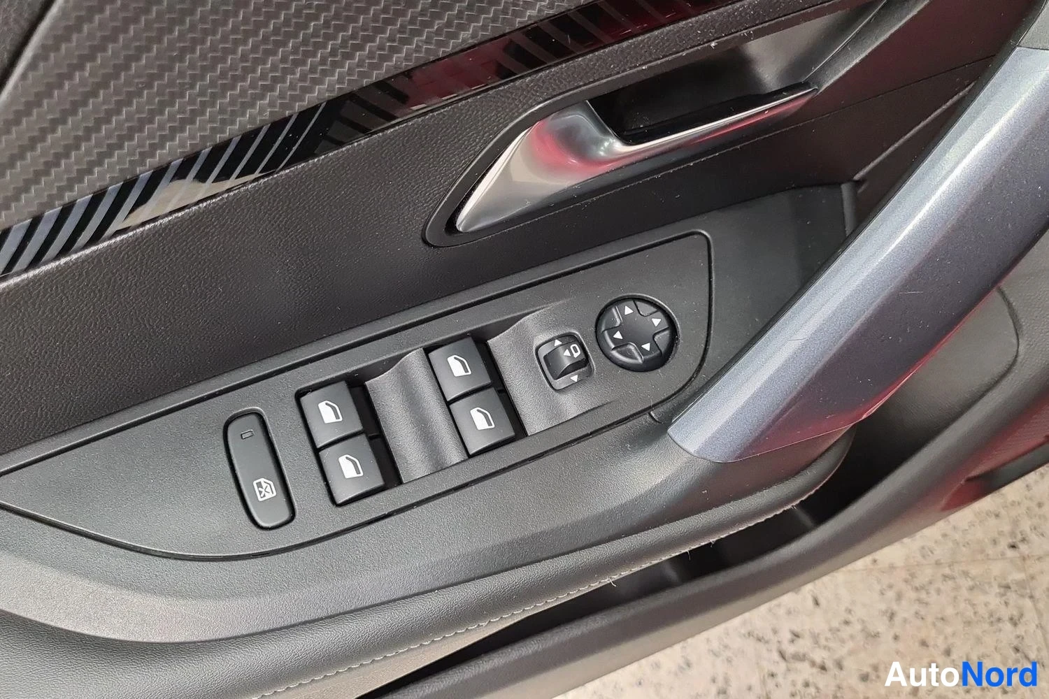 Punainen Peugeot 2008 2020, kuva 13