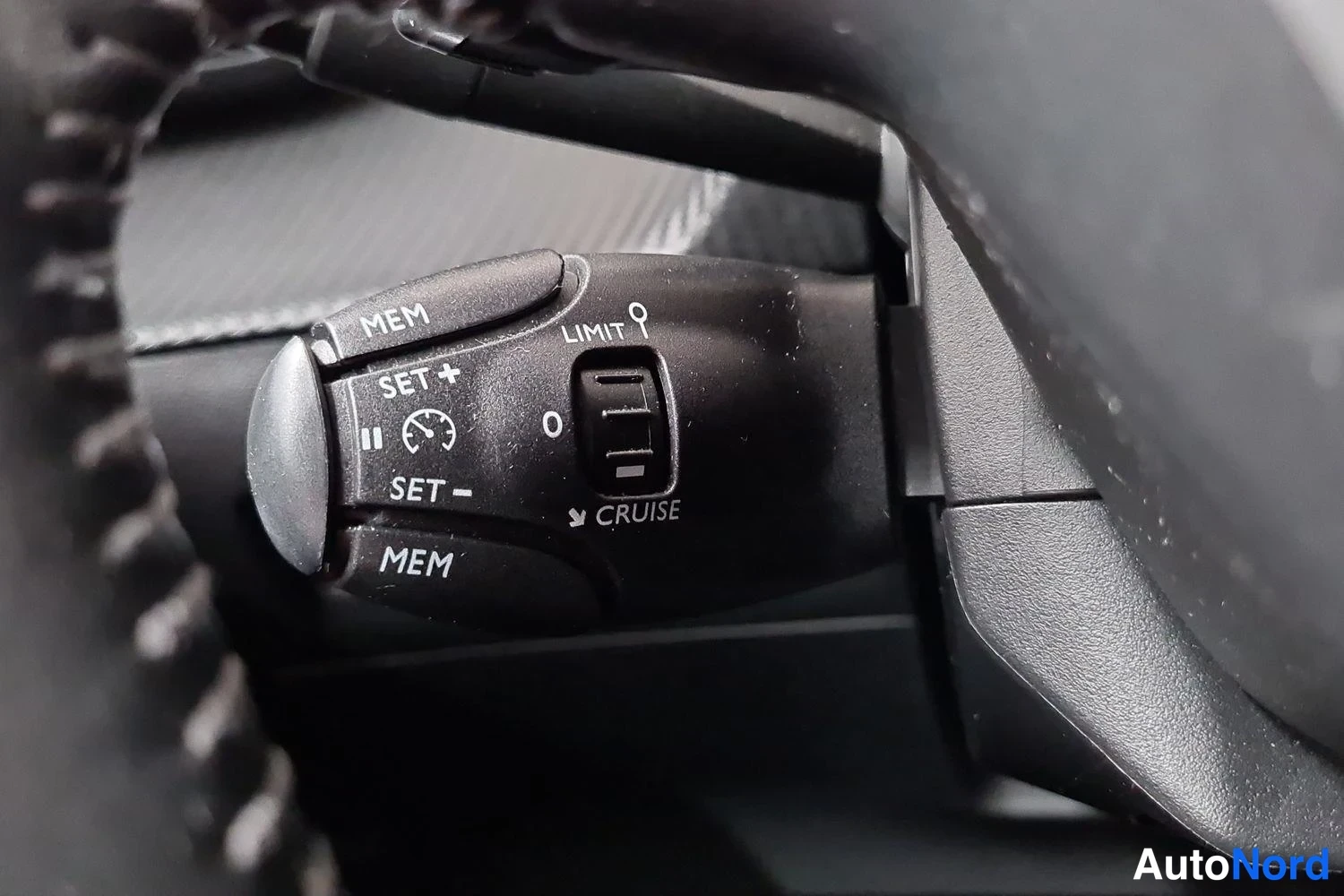 Punainen Peugeot 2008 2020, kuva 15