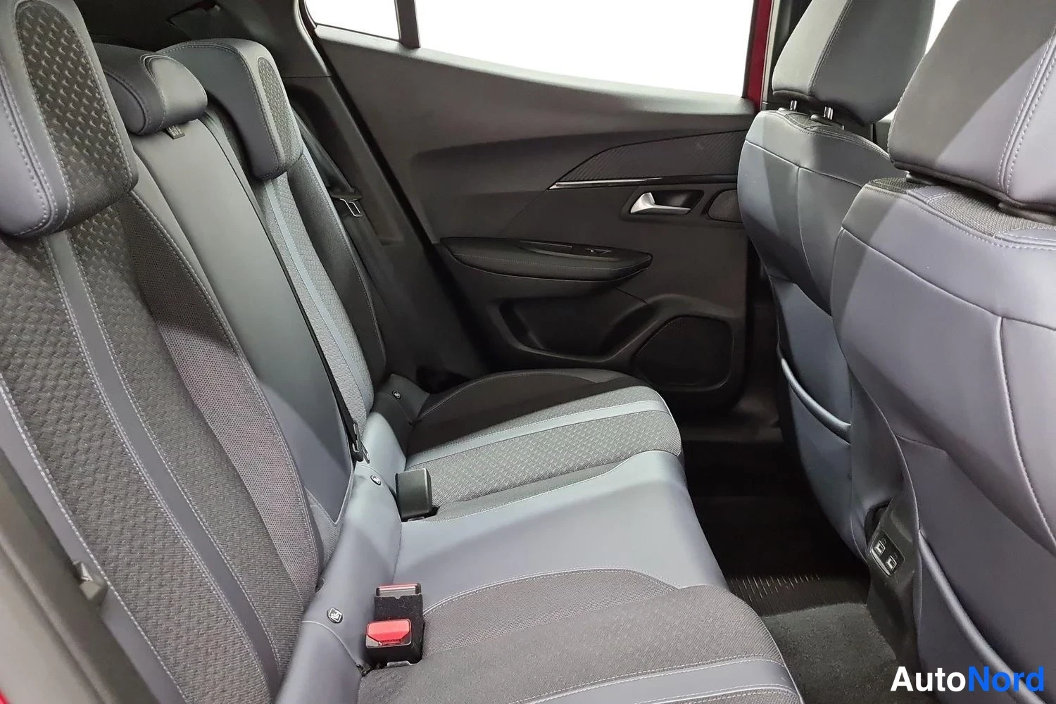 Punainen Peugeot 2008 2020, kuva 11