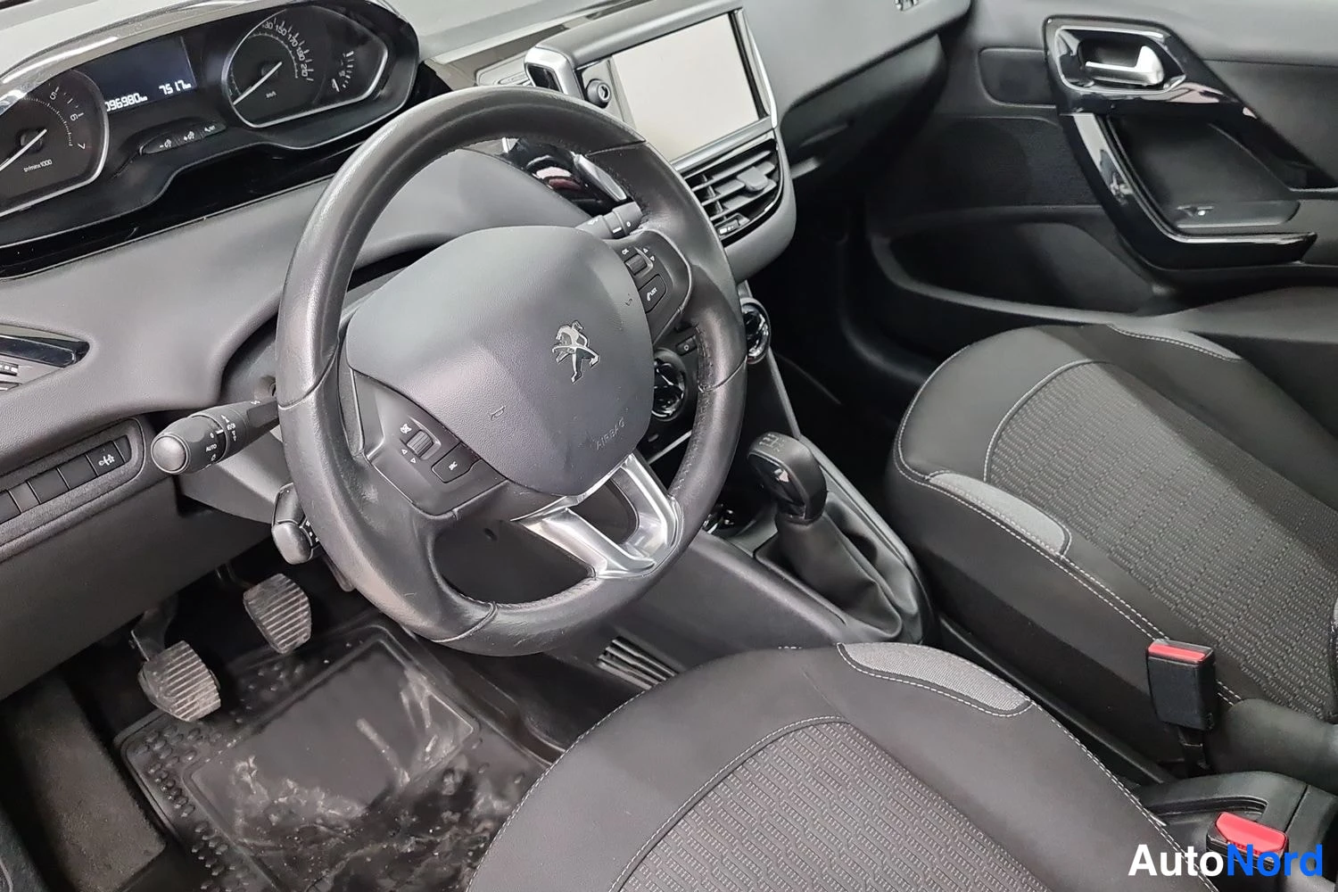 Harmaa Peugeot 208 2016, kuva 6