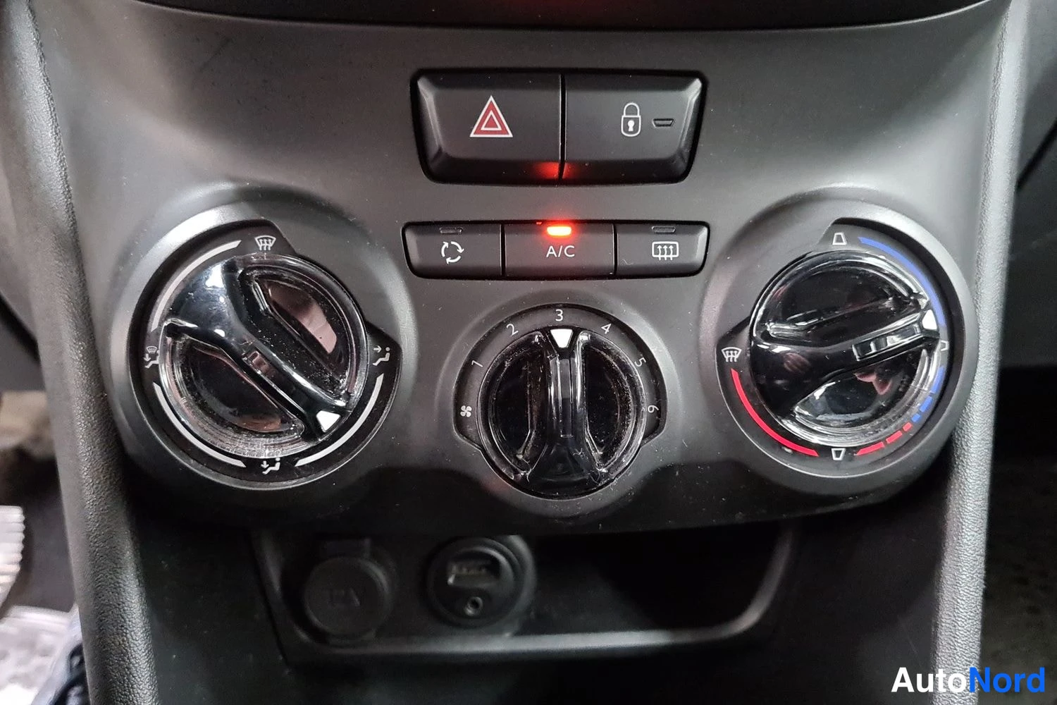 Harmaa Peugeot 208 2016, kuva 16