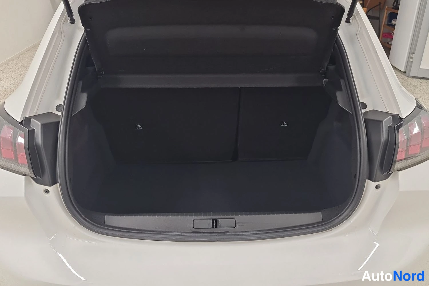Valkoinen Peugeot 208 2021, takaa, kuva 5