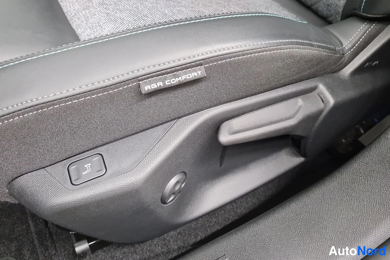 Sininen Peugeot 408 2024, yksityiskohta, kuva 6