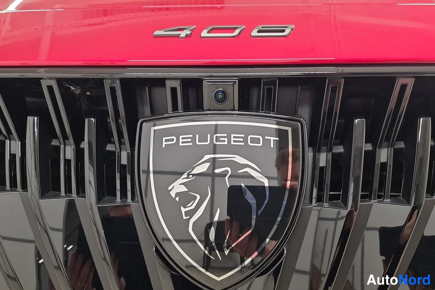 Punainen Peugeot 408 2026, edestä, kuva 3