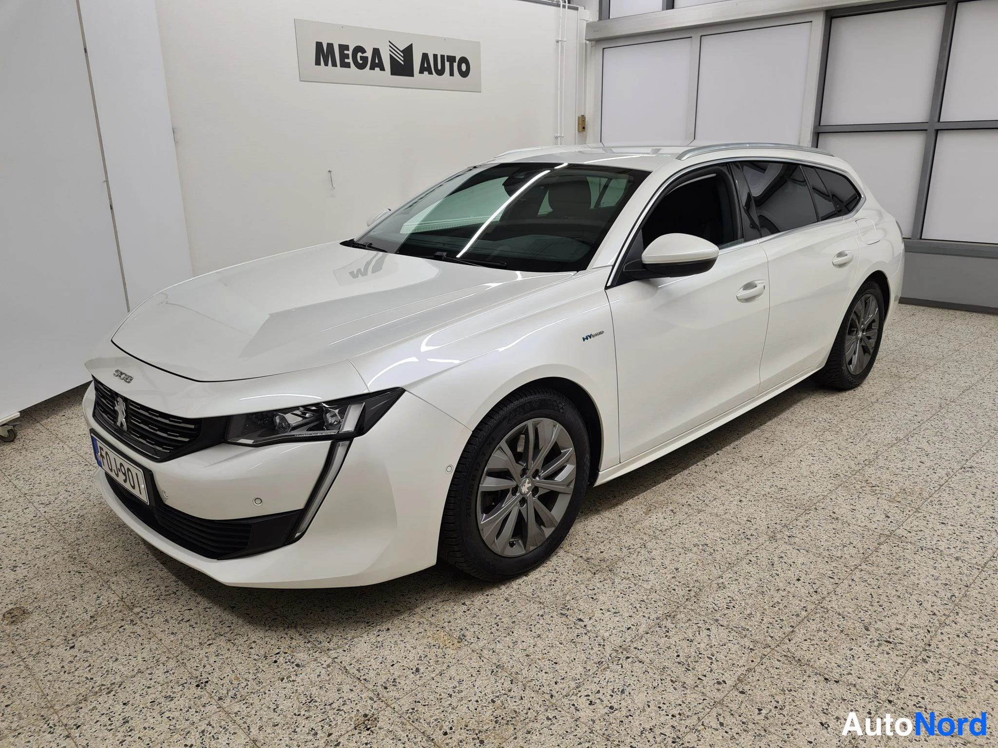 Valkoinen Peugeot 508 2020, etuviisto, keula vasemmalle, kuva 2
