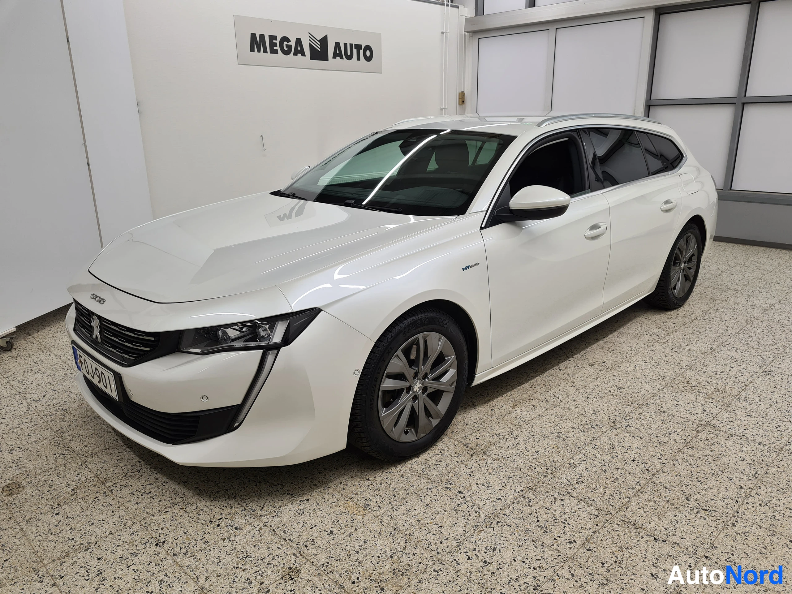 Valkoinen Peugeot 508 2020, etuviisto, keula vasemmalle, kuva 3