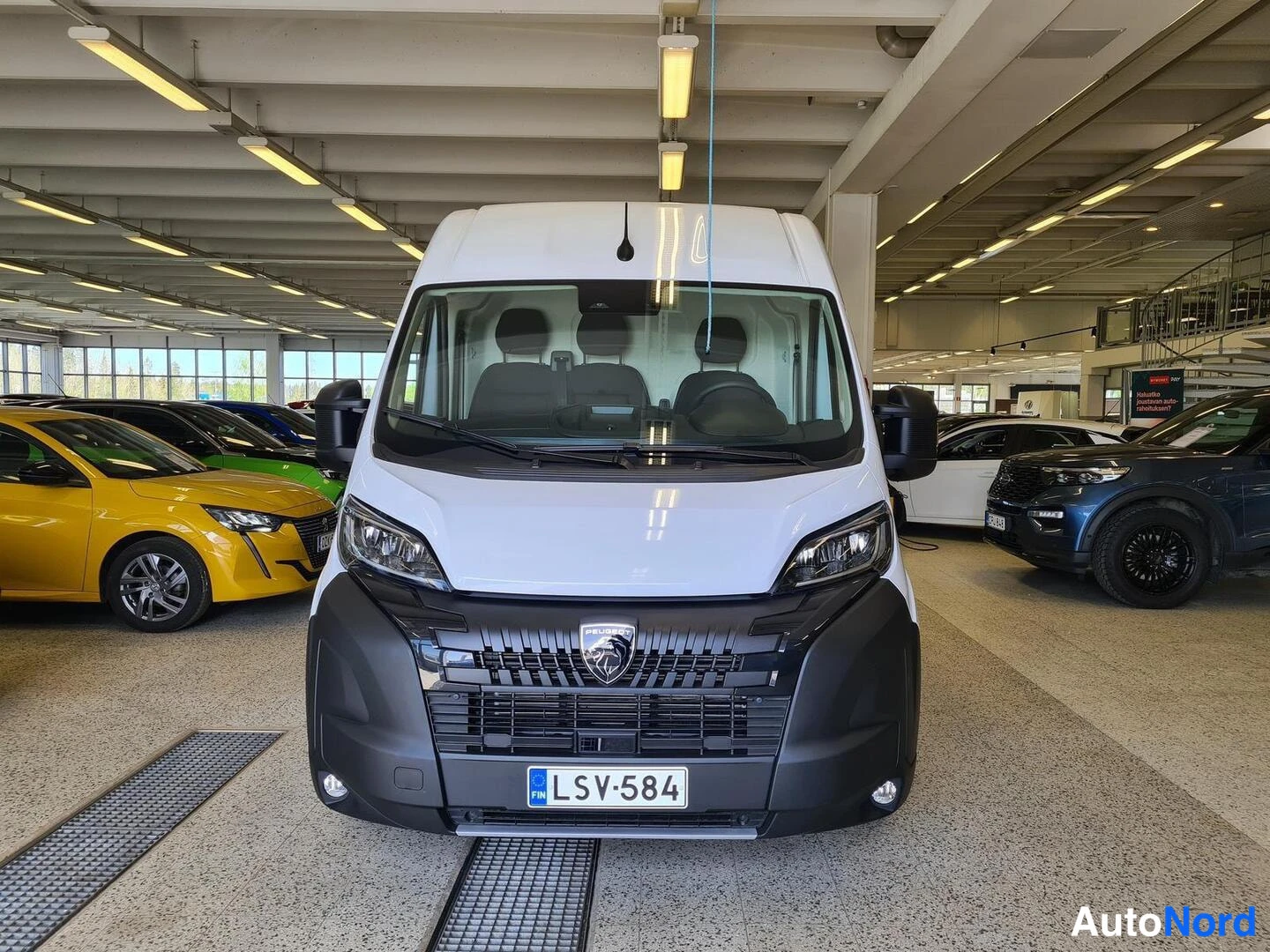 Valkoinen Peugeot Boxer 2025, edestä, kuva 2
