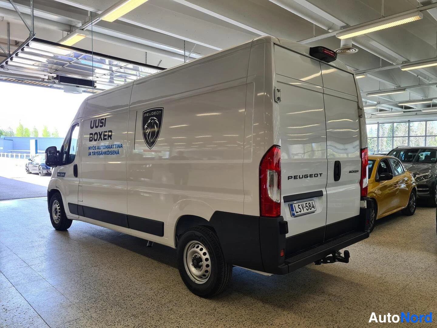 Valkoinen Peugeot Boxer 2025, takaviisto, kuva 3