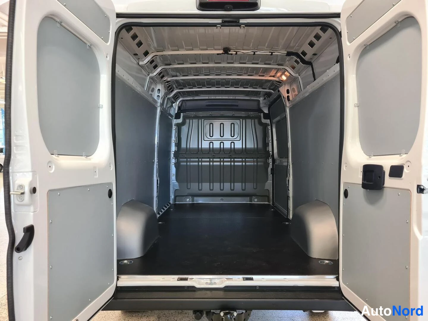 Valkoinen Peugeot Boxer 2025, takaa, kuva 5