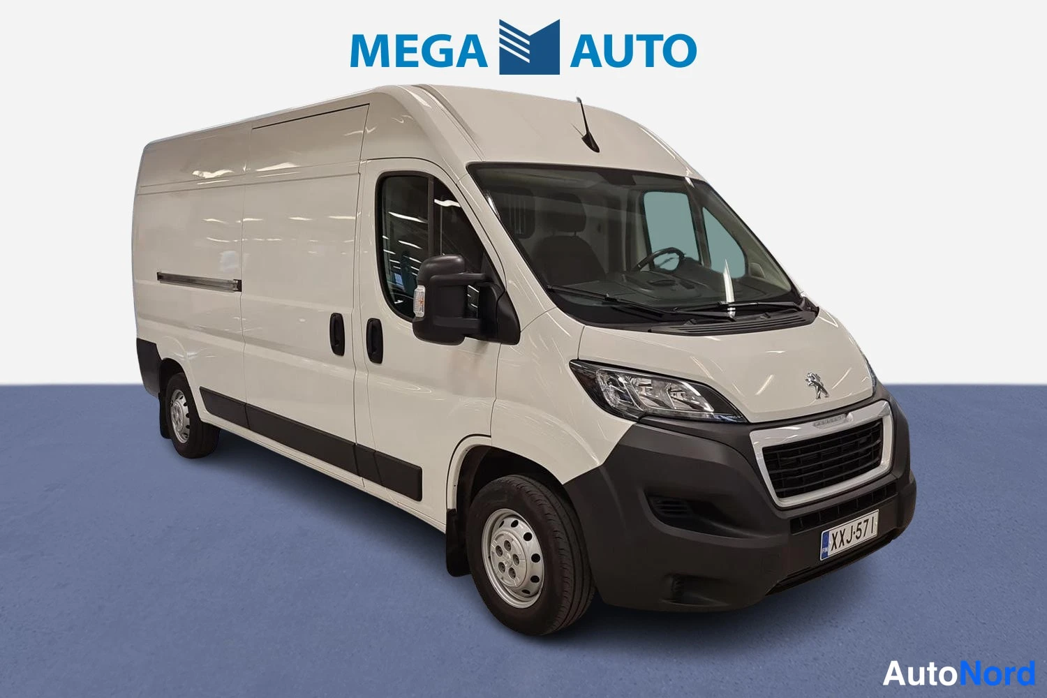 Valkoinen Peugeot Boxer 2021, etuviisto, keula oikealle, kuva 2