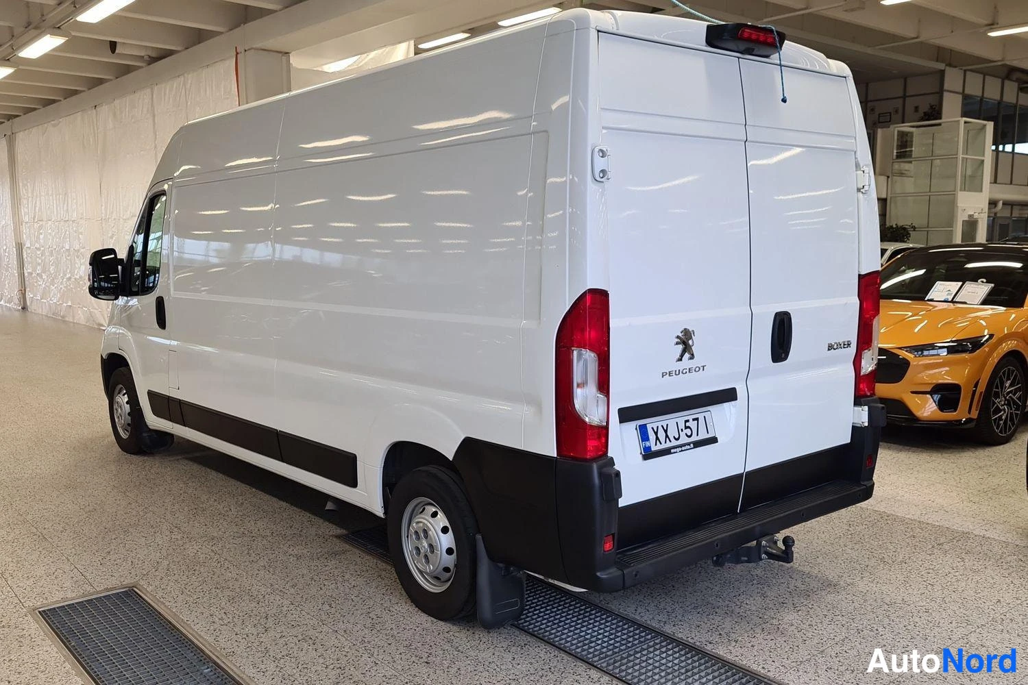 Valkoinen Peugeot Boxer 2021, takaviisto, kuva 6