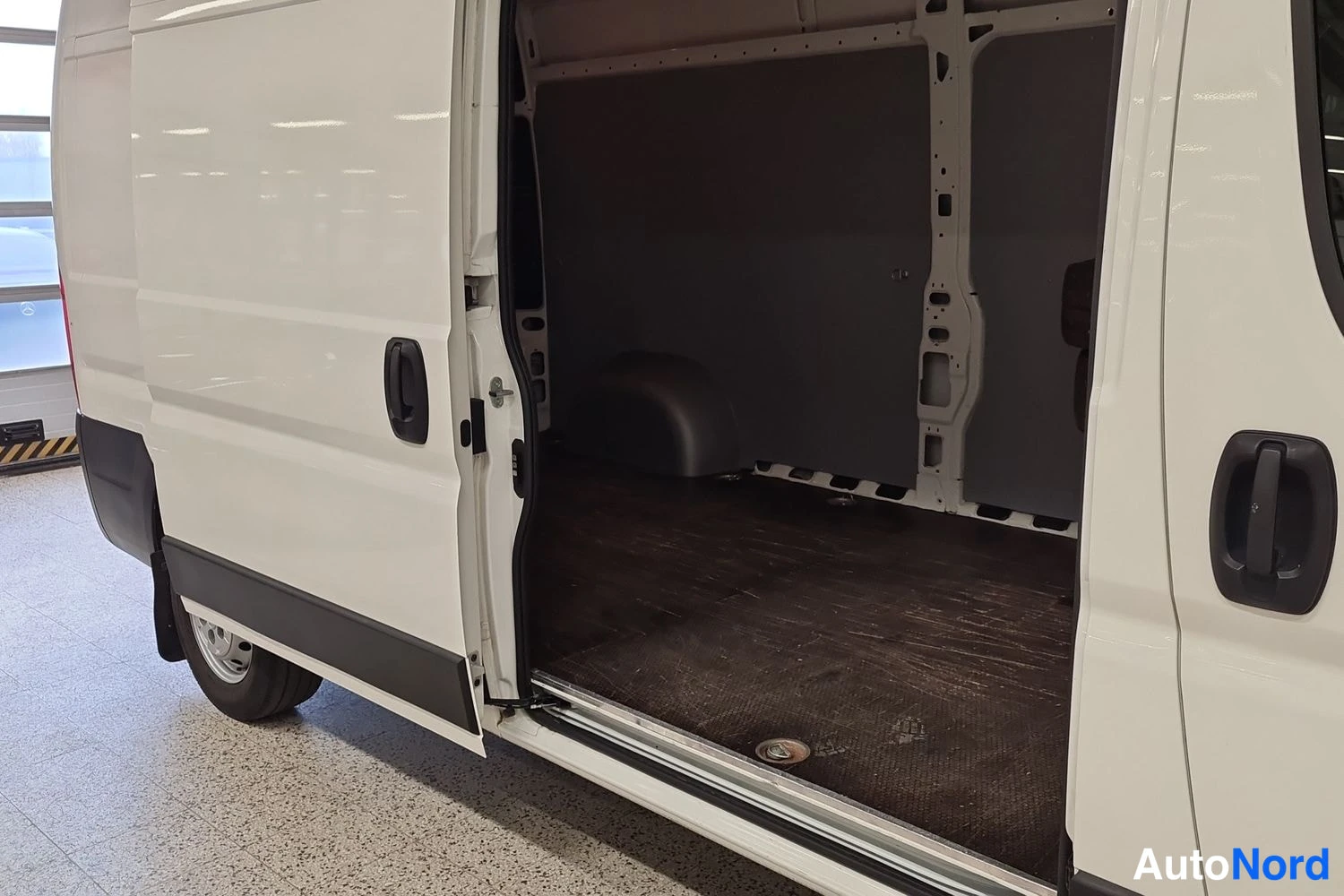 Valkoinen Peugeot Boxer 2021, sivulta, kuva 4