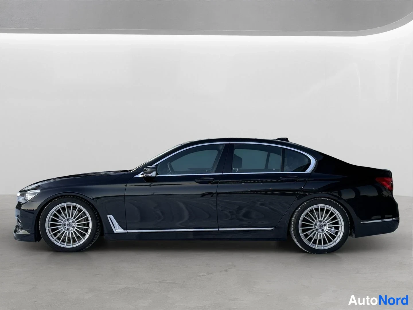 Black BMW 730d xDrive 2017, front three-quarter, nose to the left, photo 3