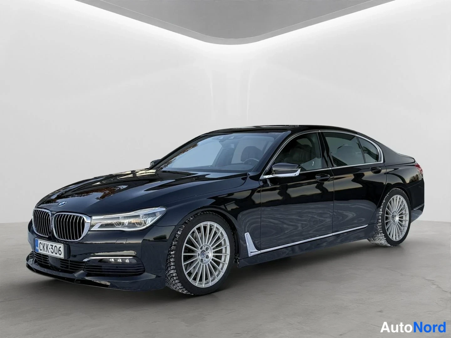 Black BMW 730d xDrive 2017, front three-quarter, nose to the left, photo 4