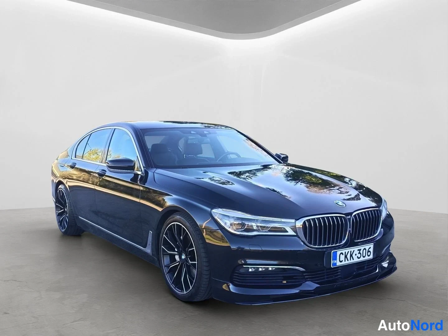 Black BMW 730d xDrive 2017, front three-quarter, nose to the right, photo 5