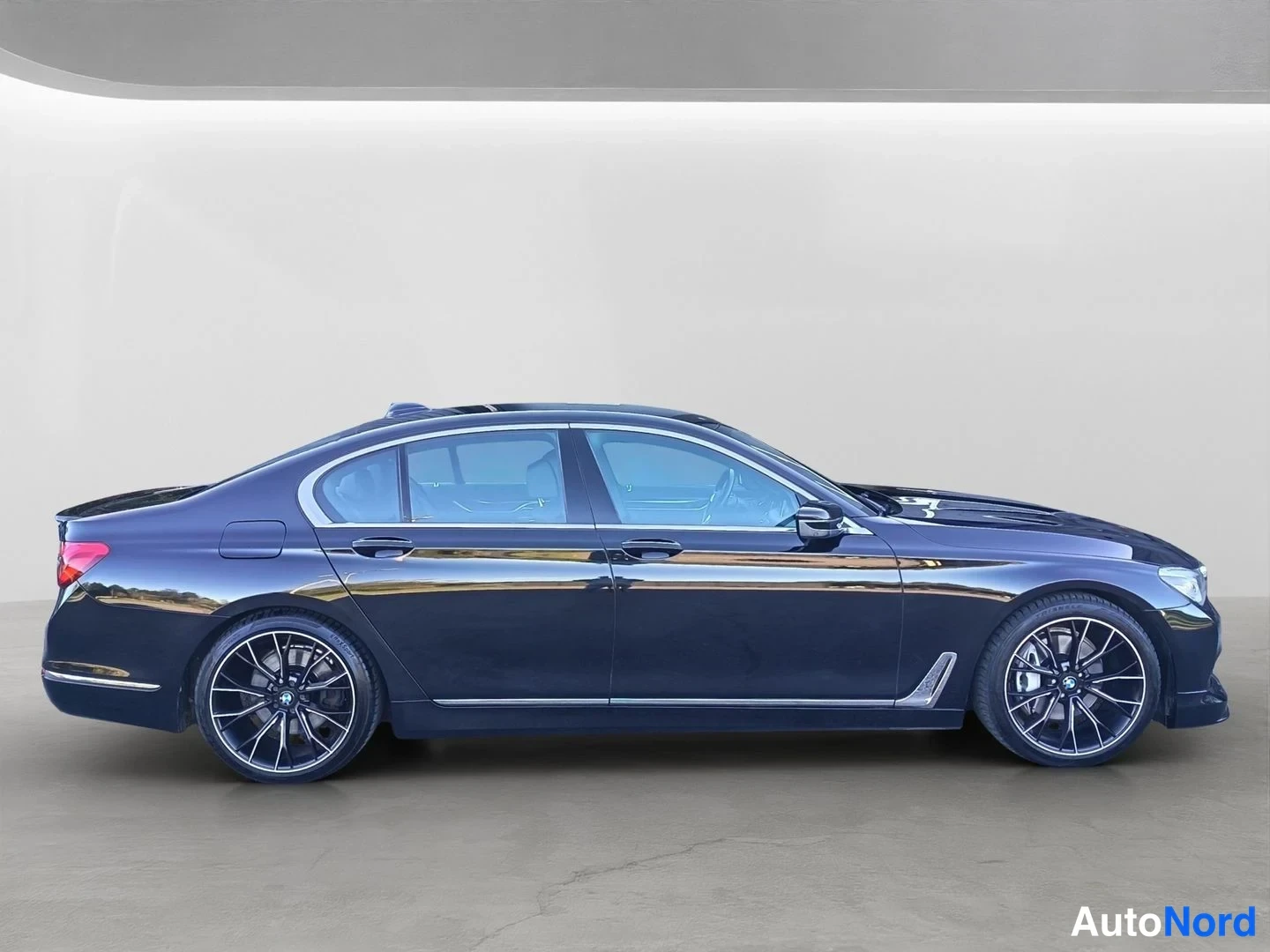 Black BMW 730d xDrive 2017, front three-quarter, nose to the right, photo 7