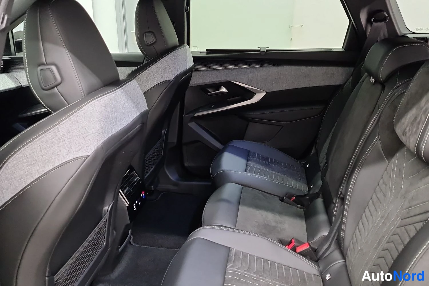 Sininen Peugeot E-5008 2026, kuva 11