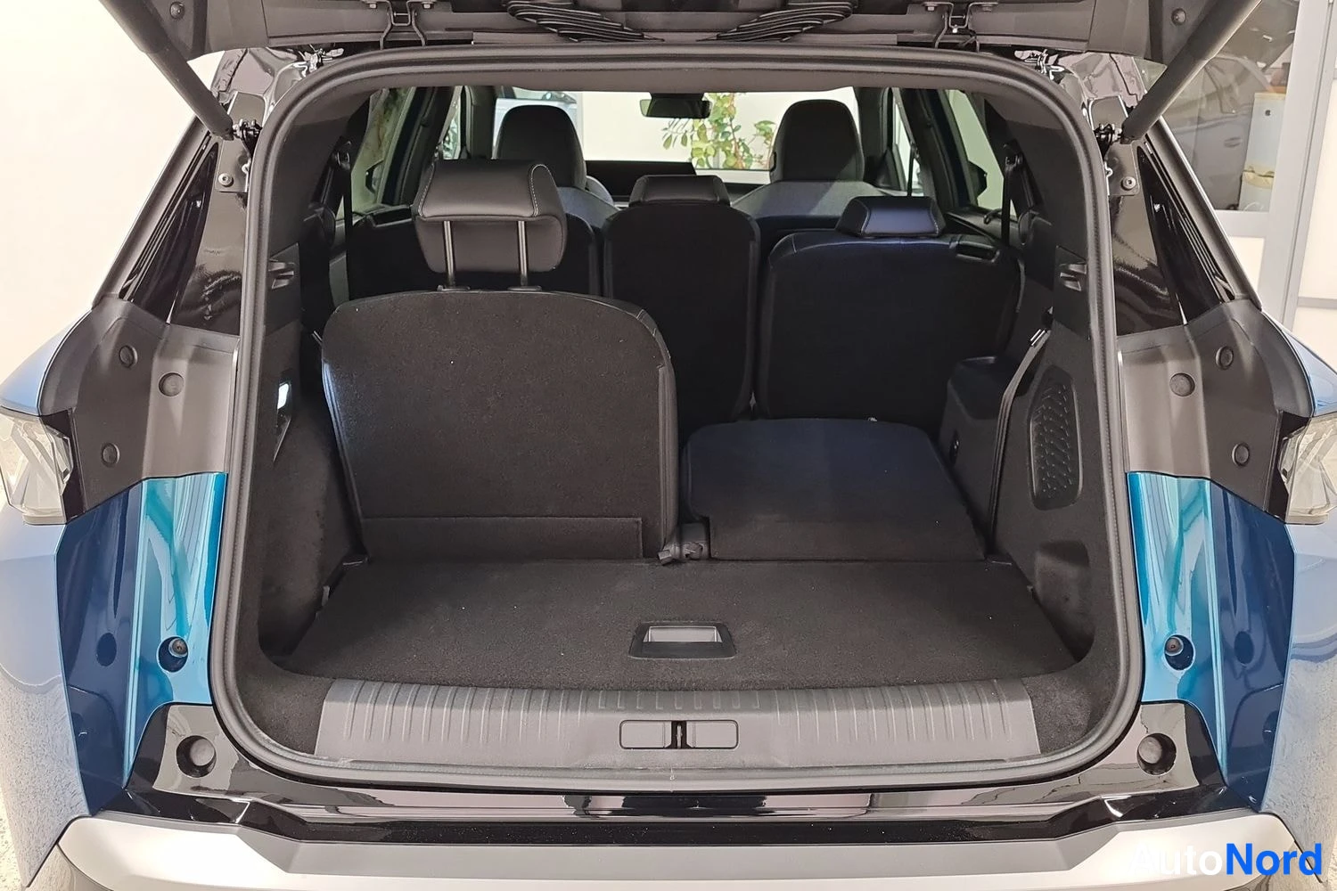 Sininen Peugeot E-5008 2026, kuva 12