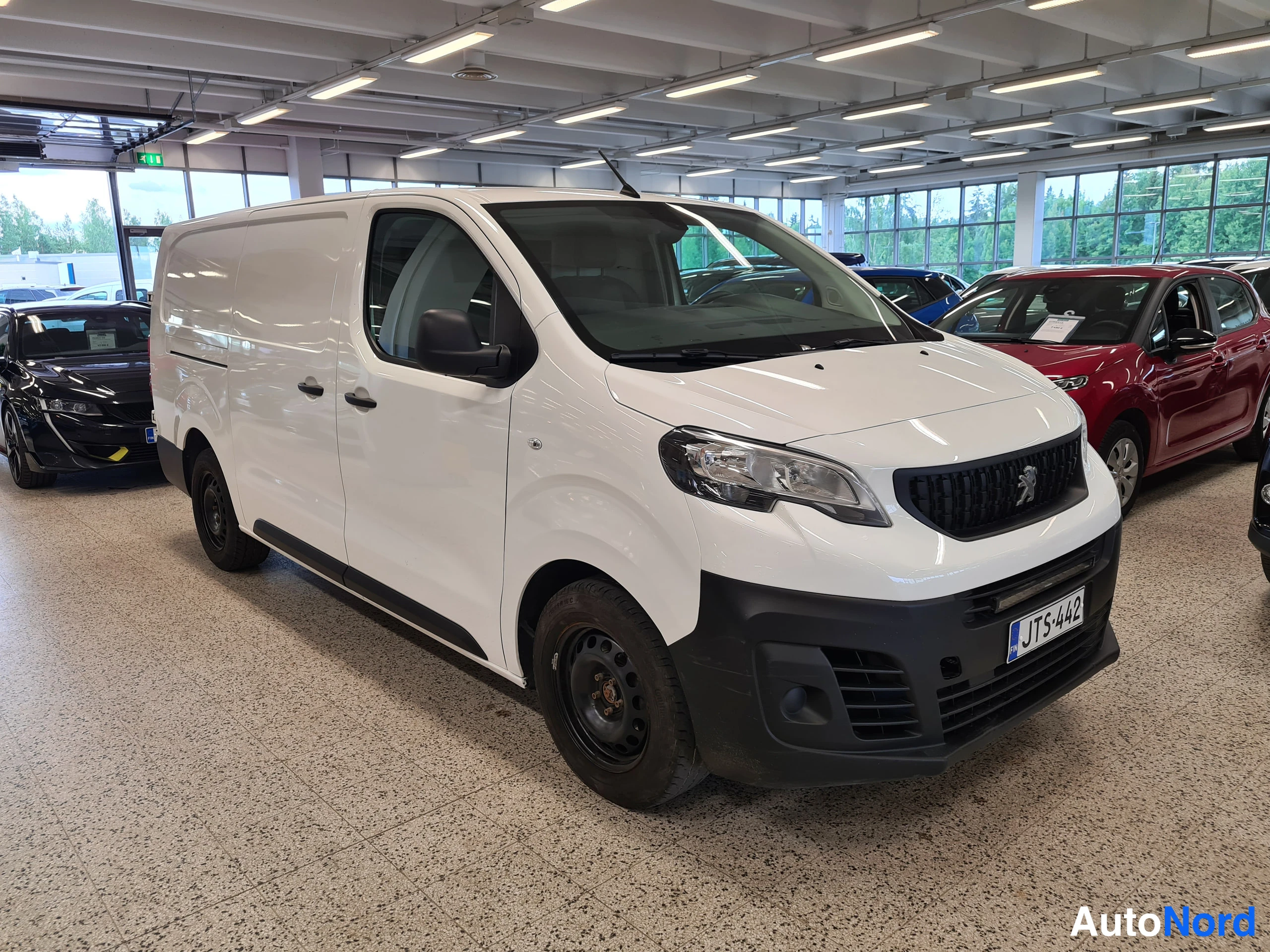 Valkoinen Peugeot Expert 2022, etuviisto, keula oikealle, kuva 4
