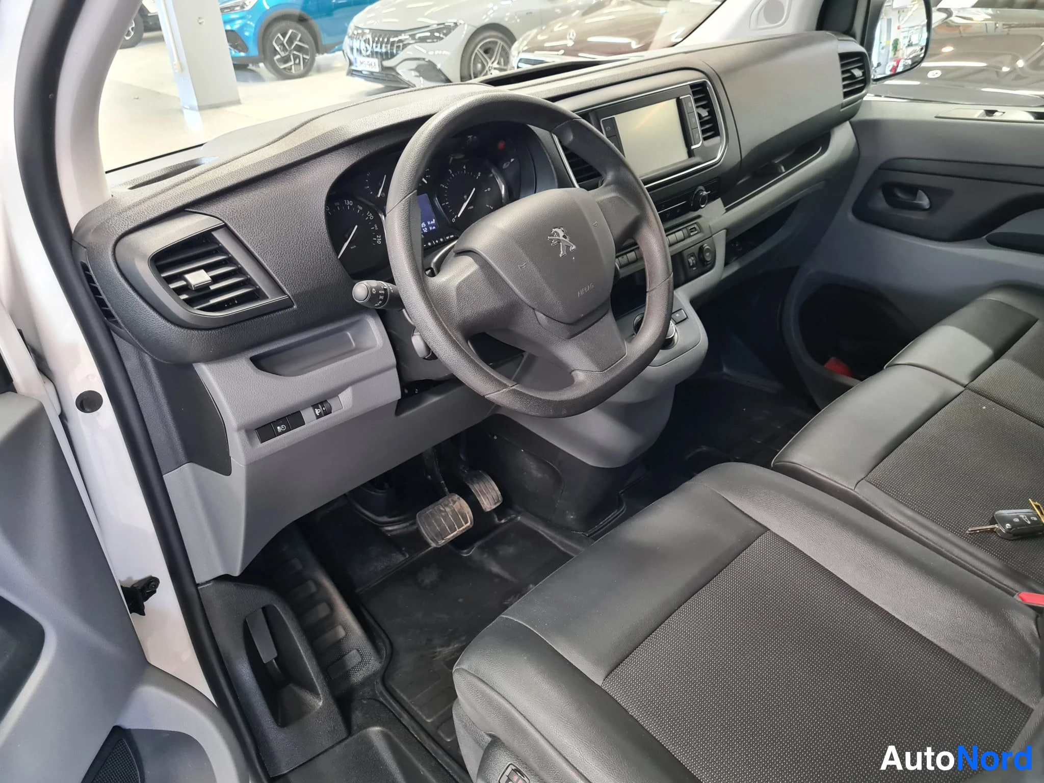 Valkoinen Peugeot Expert 2022, kuva 13