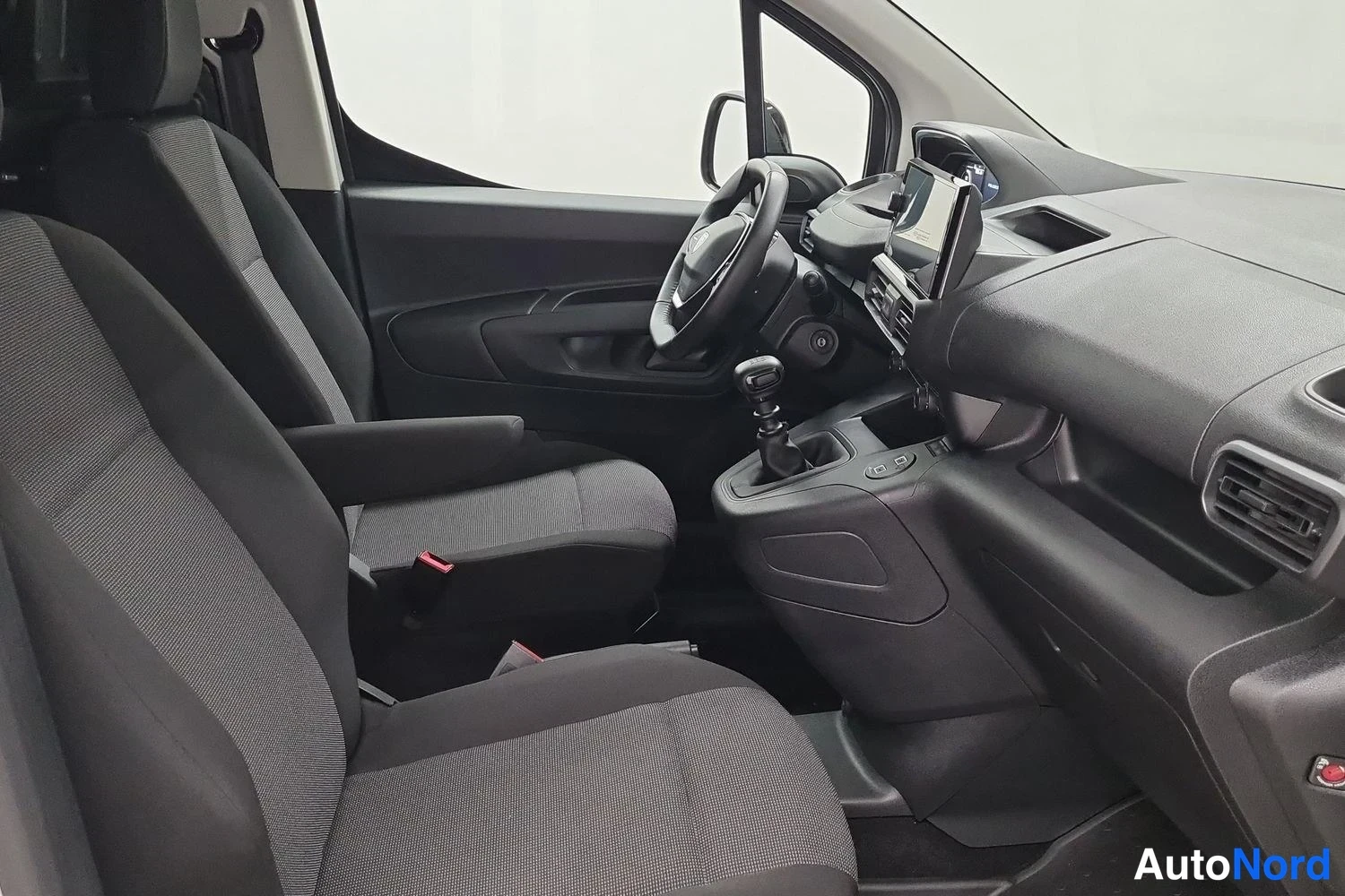 Valkoinen Peugeot Partner 2024, kuva 6