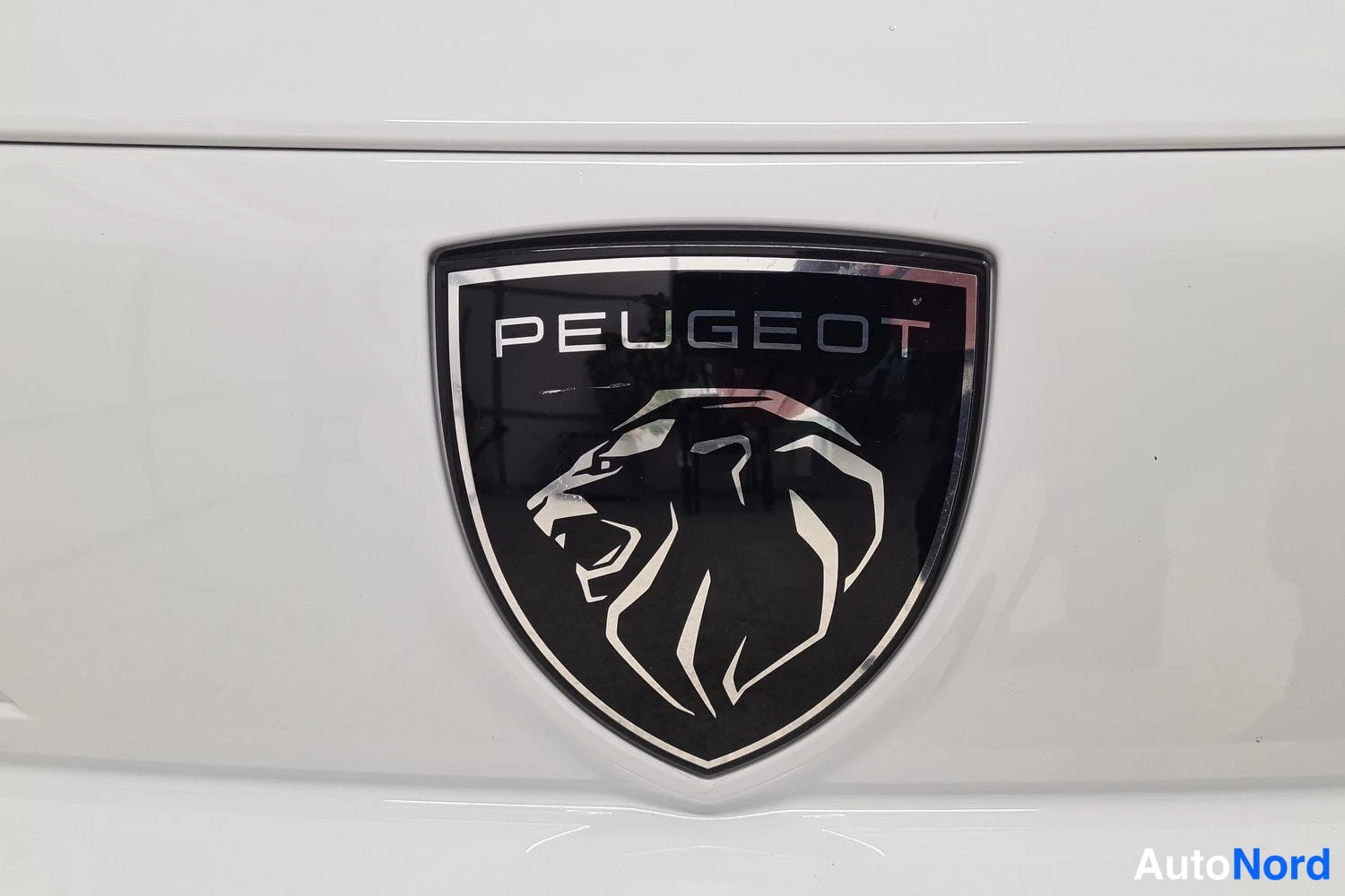 Valkoinen Peugeot Partner 2024, kuva 19