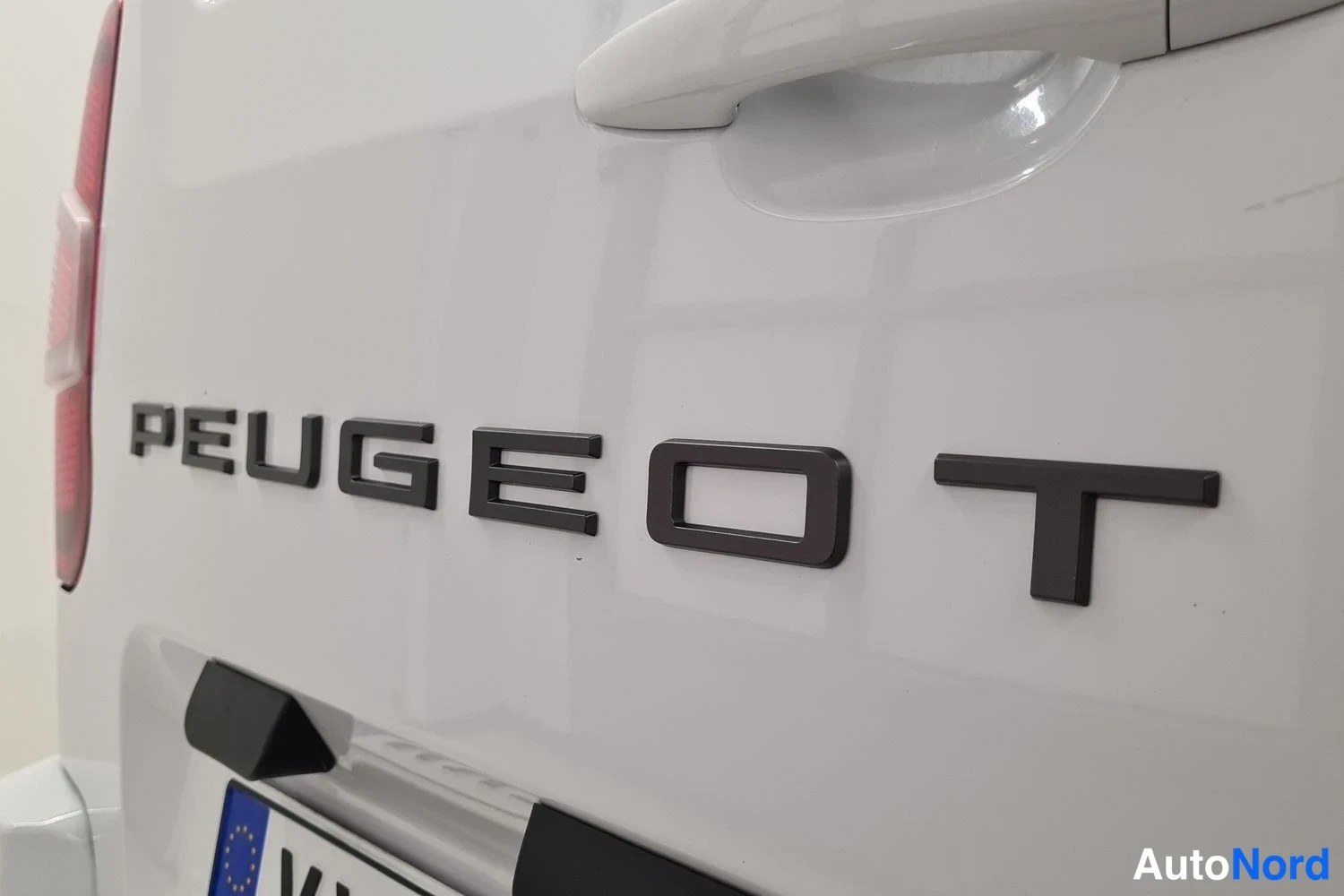 Valkoinen Peugeot Partner 2024, takaa, kuva 5