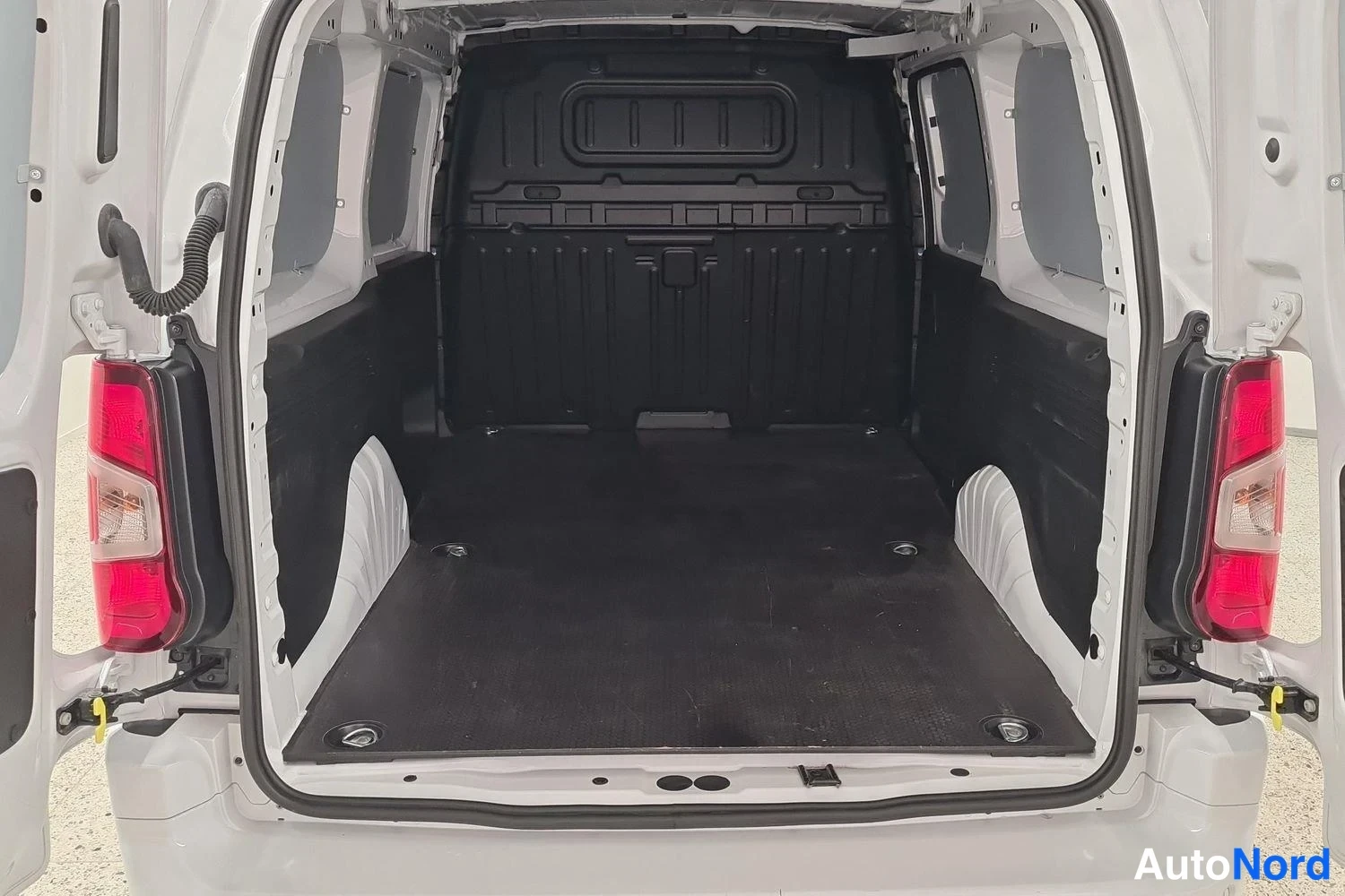 Valkoinen Peugeot Partner 2024, kuva 8
