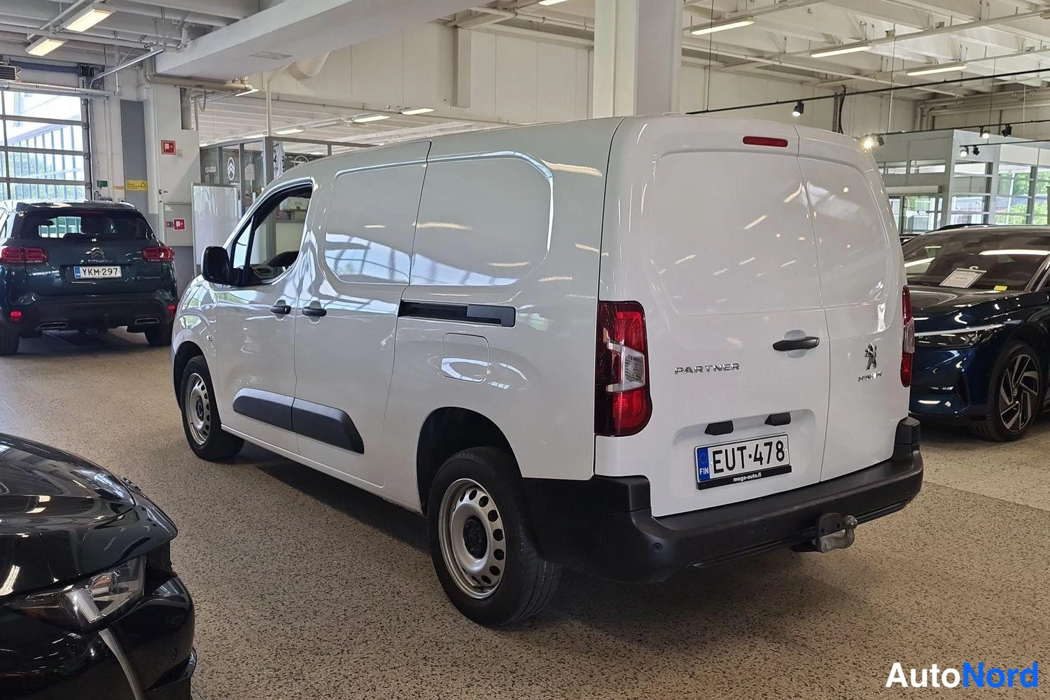 Valkoinen Peugeot Partner 2023, takaviisto, kuva 11