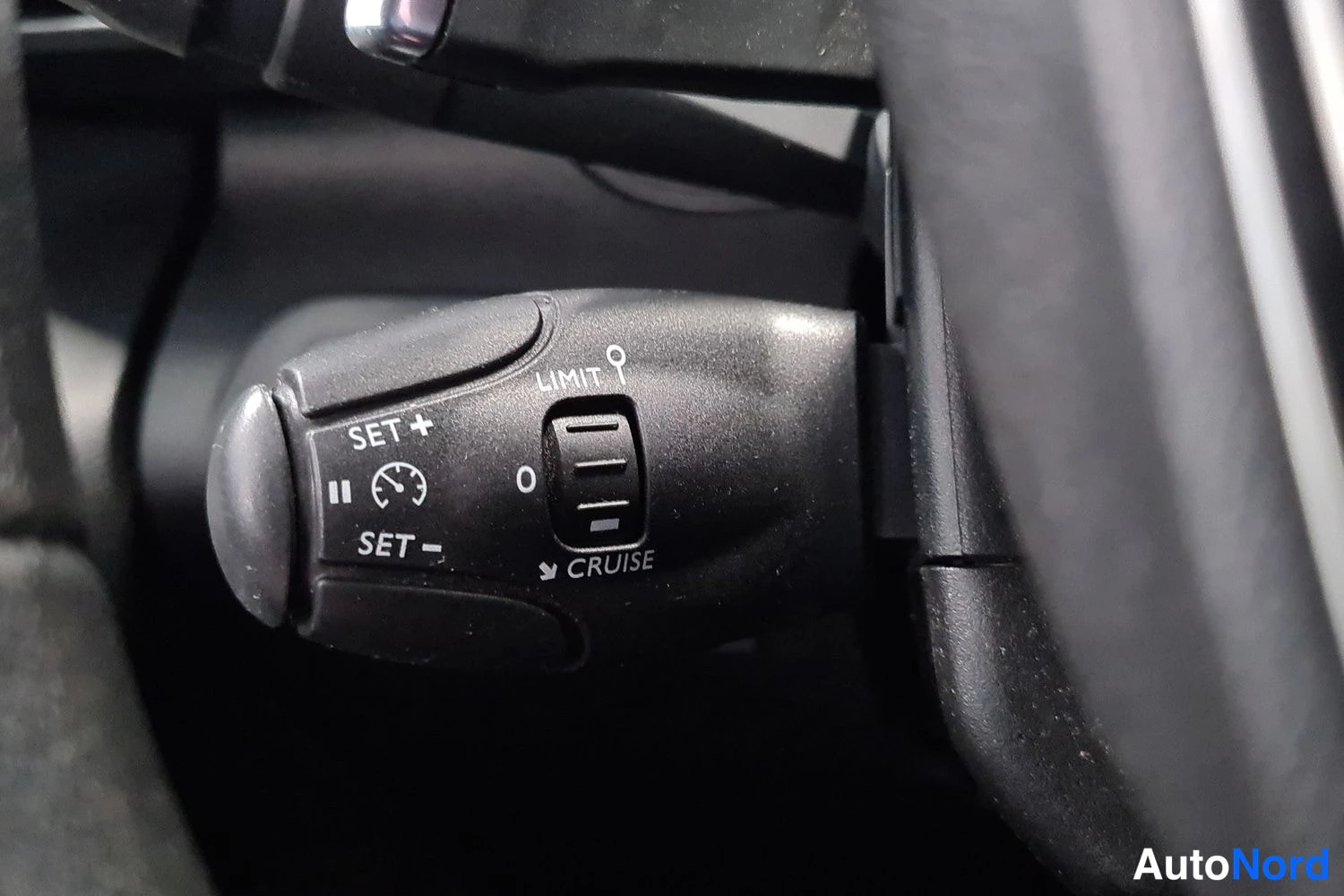 Valkoinen Peugeot Partner 2023, kuva 29