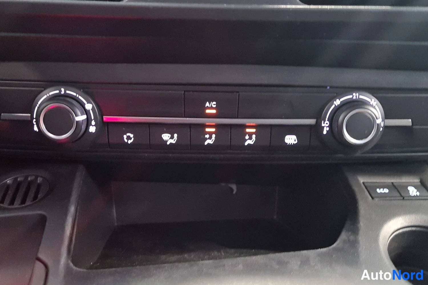 Valkoinen Peugeot Partner 2023, kuva 31