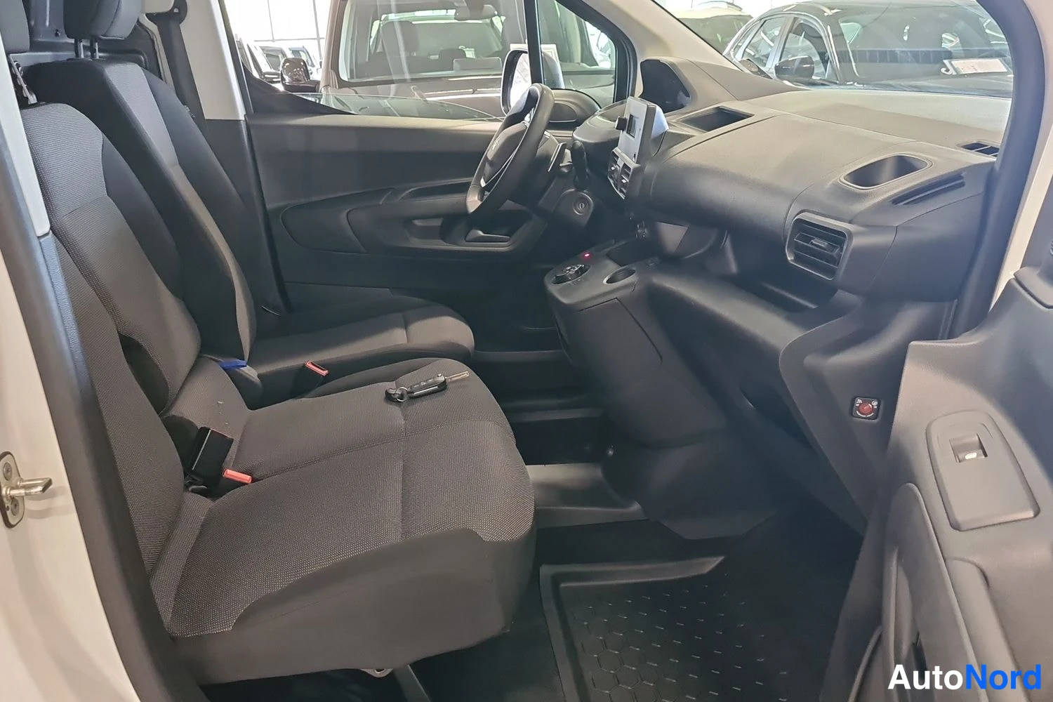 Valkoinen Peugeot Partner 2023, kuva 36