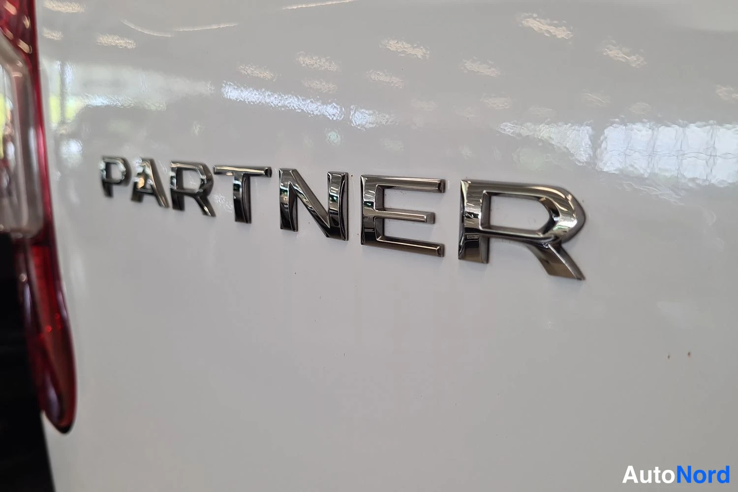 Valkoinen Peugeot Partner 2023, kuva 38